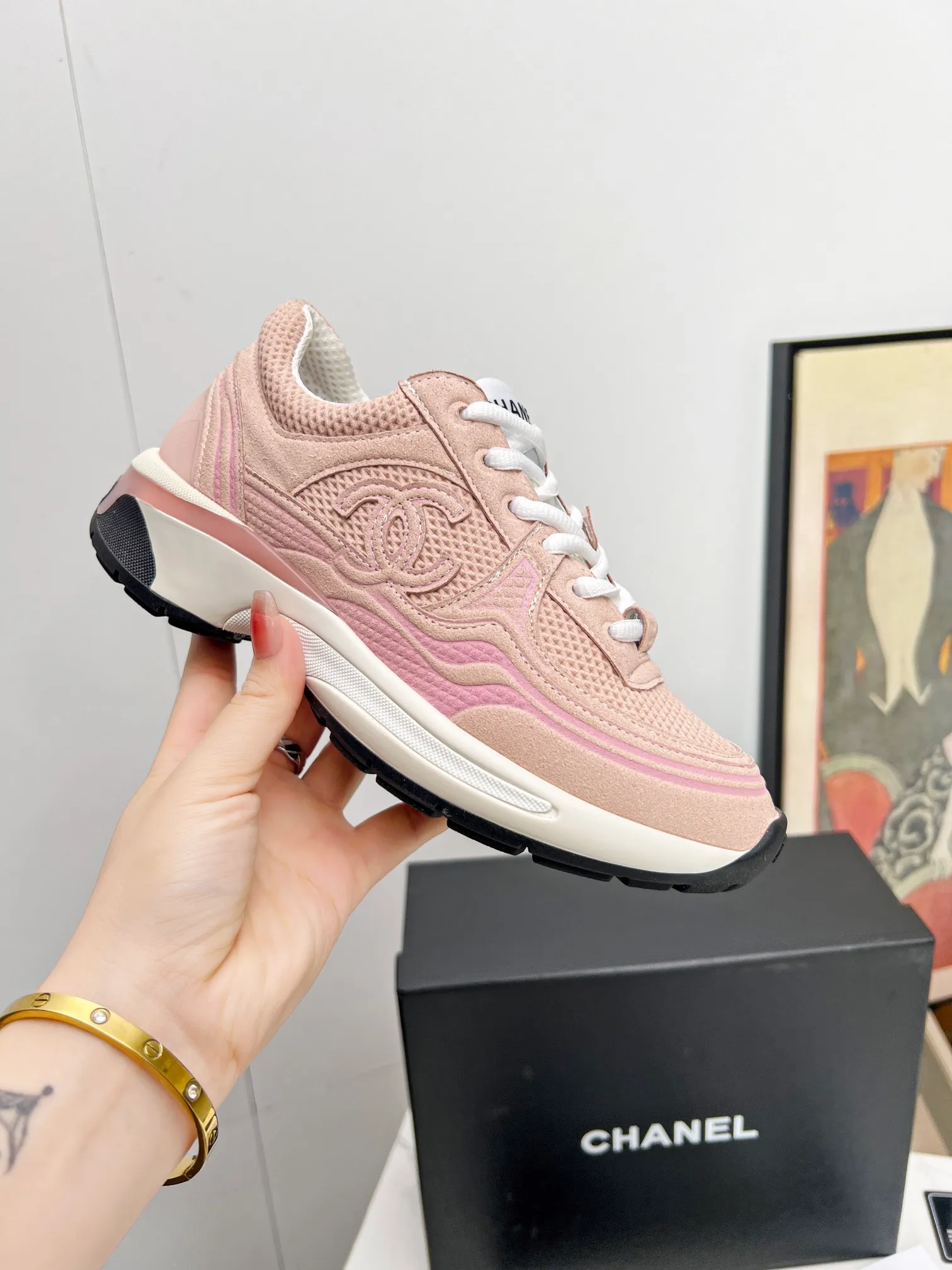 👟👟Ex-factory price 640👟👟 chanel Chanel 2024 early spring vacation series latest casual sports shoes silver white, gold white, silver gray, black and red! Incomparably beautiful and easy to wear, very light, the lining is also super soft, super comfortable, the upper is breathable, the color is high-end and durable, versatile. Upper: cowhide and cloth stitching. Inner: breathable mesh. Original foam combination outsole. Size: 35-40.